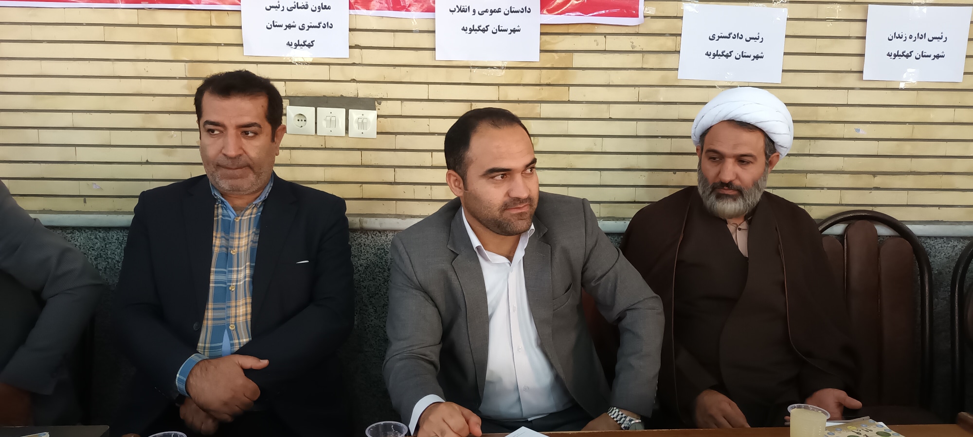 همزمان با سومین روز از هفته قوه قضائیه، میز خدمت مسئولان قضایی شهرستان کهگیلویه در مصلی نماز جمعه شهر دهدشت برپا شد