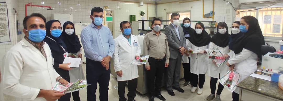 تجلیل از کارکنان آزمایشگاه بیمارستان امام خمینی (ره) به مناسبت روز علوم آزمایشگاهی (+تصاویر)