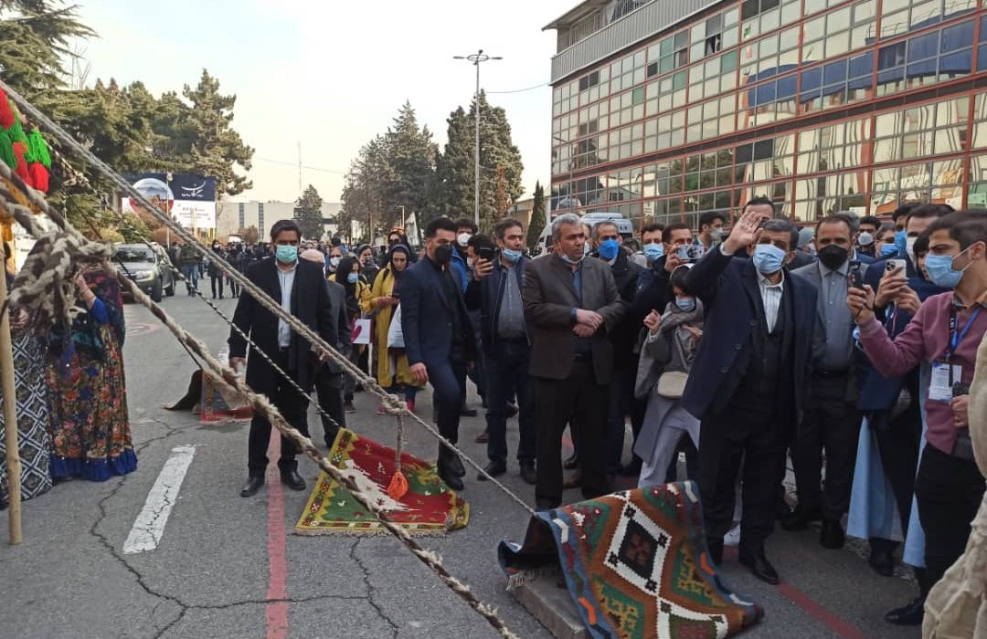 وزیر میراث فرهنگی کشور از سیاه چادر کهگیلویه و بویراحمد در نمایشگاه تهران بازدید کرد (+تصاویر)